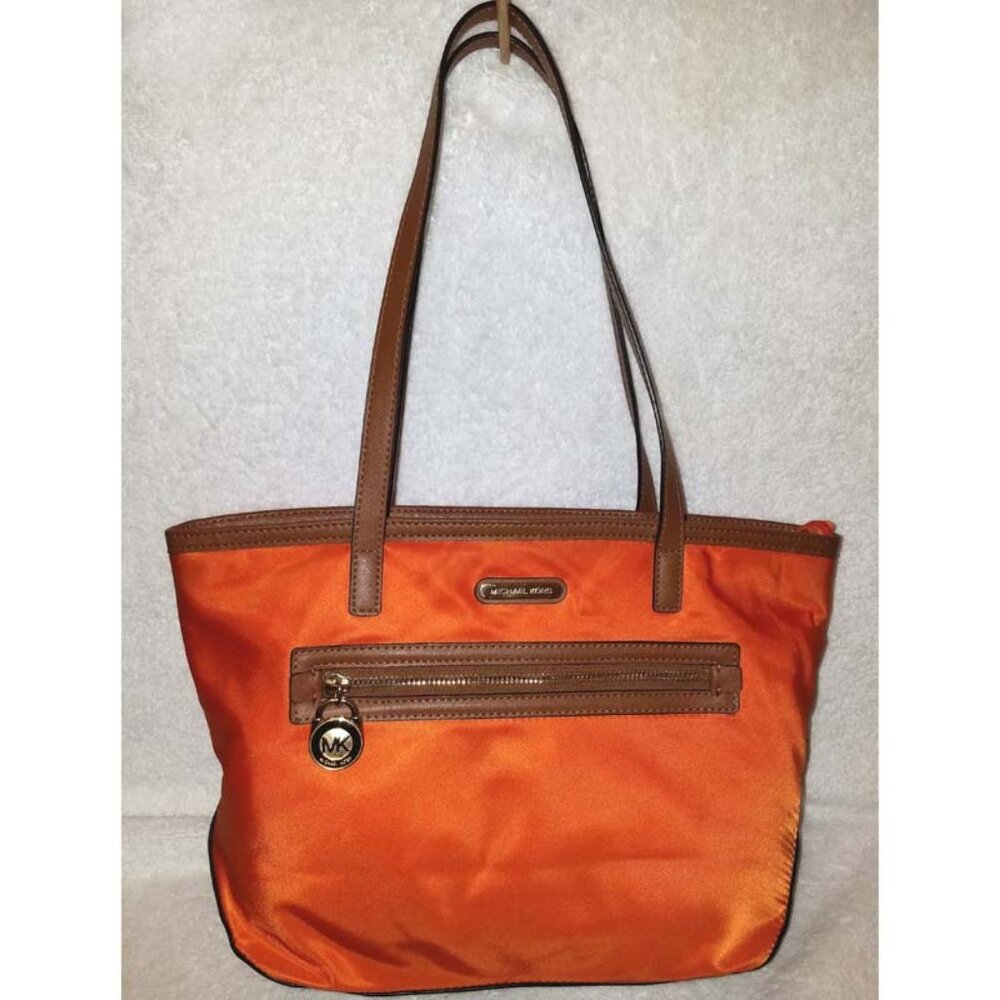 MICHAEL KORS ORANGE NYLON AND LEATHER HOBO HANDBAG WITH A ZIP CLOSURE